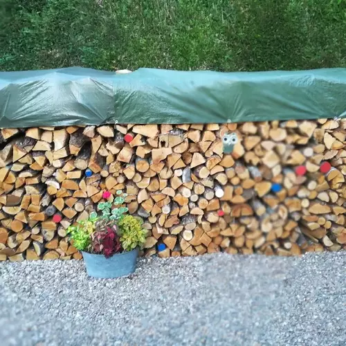 pile de bois de chauffage en 50 cm avec une deco particulière libre à notre client de st Andelain