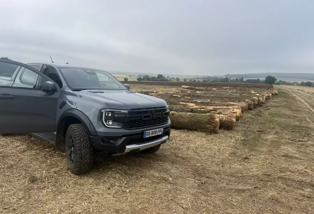 4x4 avec grume de bois